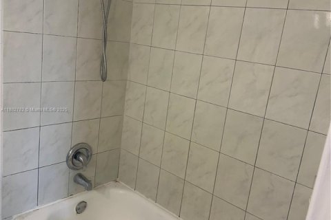 Townhouse in Pembroke Pines, Florida 2 bedrooms, 96.62 sq.m. № 1978976 - photo 19