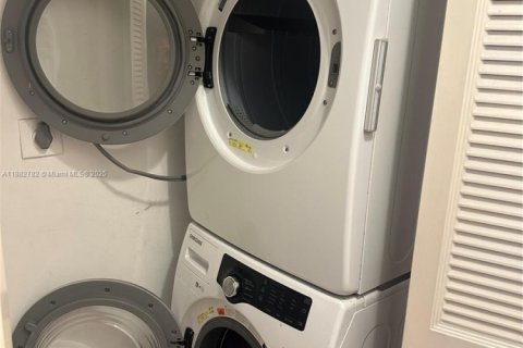 Townhouse in Pembroke Pines, Florida 2 bedrooms, 96.62 sq.m. № 1978976 - photo 26