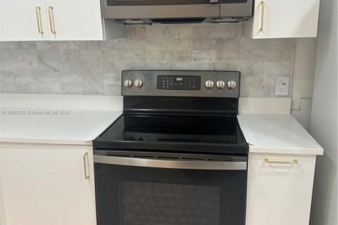 Townhouse in Pembroke Pines, Florida 2 bedrooms, 96.62 sq.m. № 1978976 - photo 6