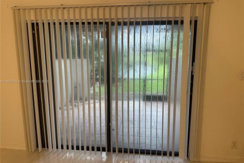 Townhouse in Pembroke Pines, Florida 2 bedrooms, 96.62 sq.m. № 1978976 - photo 5