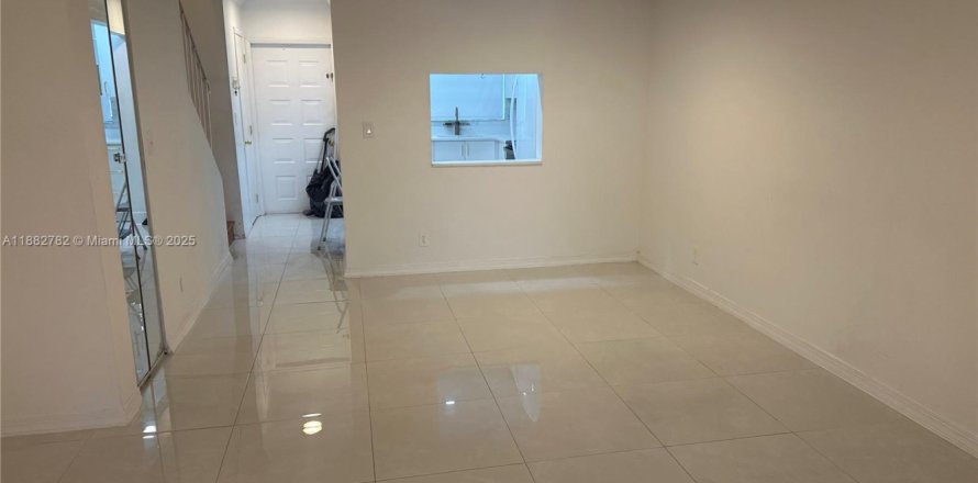 Townhouse in Pembroke Pines, Florida 2 bedrooms, 96.62 sq.m. № 1978976