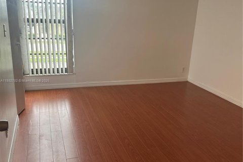 Townhouse in Pembroke Pines, Florida 2 bedrooms, 96.62 sq.m. № 1978976 - photo 17