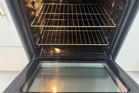 Townhouse in Pembroke Pines, Florida 2 bedrooms, 96.62 sq.m. № 1978976 - photo 14