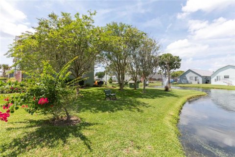 Condo in New Port Richey, Florida, 2 bedrooms  № 1918140 - photo 3