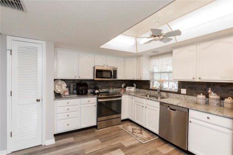 Condo in New Port Richey, Florida, 2 bedrooms  № 1918140 - photo 17