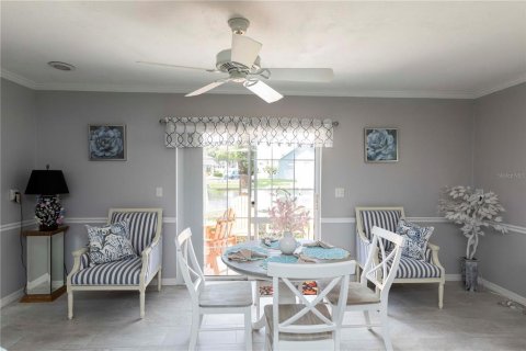 Condo in New Port Richey, Florida, 2 bedrooms  № 1918140 - photo 5
