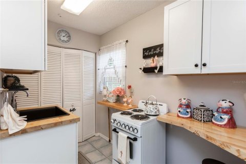 Condo in New Port Richey, Florida, 2 bedrooms  № 1918140 - photo 11