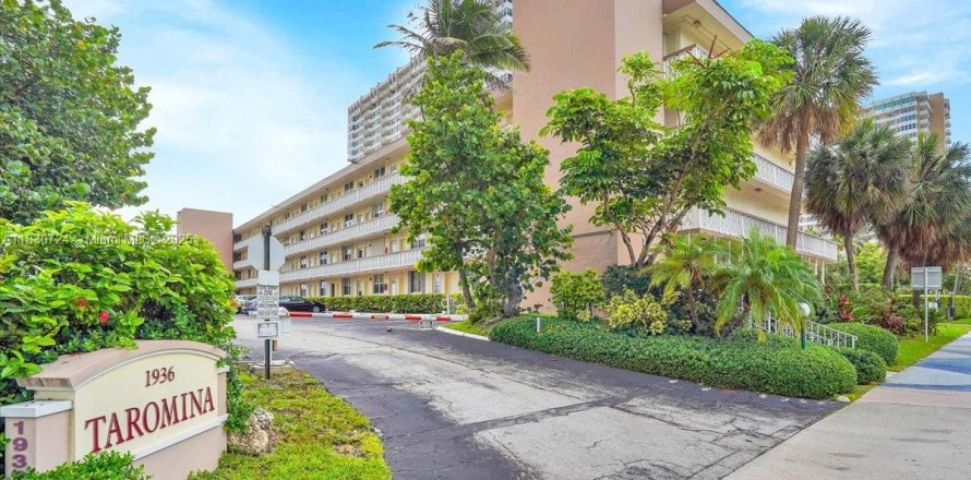 Кондоминиум с 1 спальней в Халландейл-Бич, Флорида № 2088470