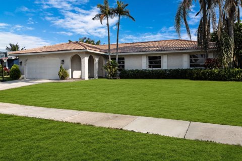 House in Boca Raton, Florida 3 bedrooms, 143.07 sq.m. № 1221627 - photo 1