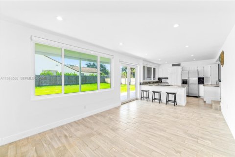 House in Palmetto Bay, Florida 3 bedrooms, 163.6 sq.m. № 1988721 - photo 17