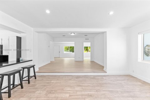 House in Palmetto Bay, Florida 3 bedrooms, 163.6 sq.m. № 1988721 - photo 14