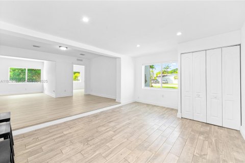 House in Palmetto Bay, Florida 3 bedrooms, 163.6 sq.m. № 1988721 - photo 15