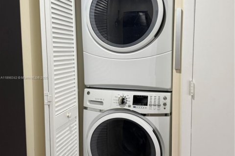 Condo in Miami, Florida, 2 bedrooms  № 1952926 - photo 13