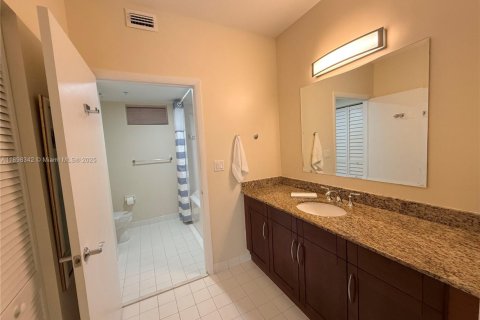 Condo in Miami, Florida, 2 bedrooms  № 1952926 - photo 5