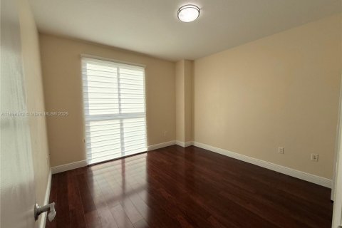 Condo in Miami, Florida, 2 bedrooms  № 1952926 - photo 7