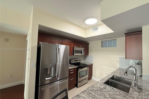 Condo in Miami, Florida, 2 bedrooms  № 1952926 - photo 11