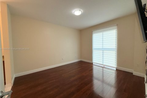 Condo in Miami, Florida, 2 bedrooms  № 1952926 - photo 4