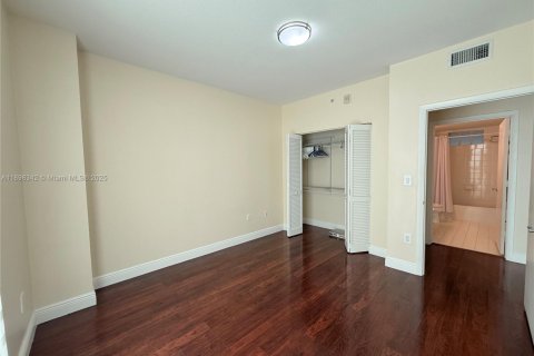 Condo in Miami, Florida, 2 bedrooms  № 1952926 - photo 9