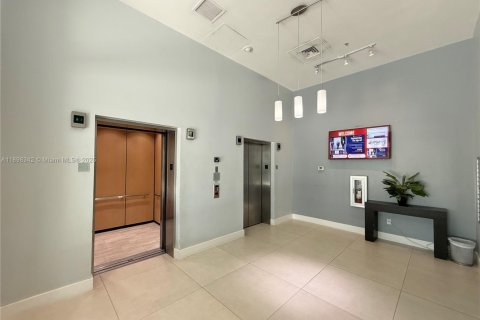 Condo in Miami, Florida, 2 bedrooms  № 1952926 - photo 15