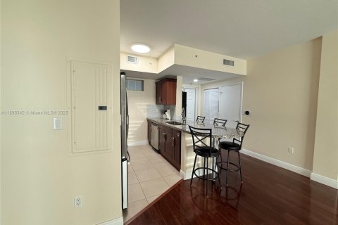 Condo in Miami, Florida, 2 bedrooms  № 1952926 - photo 12