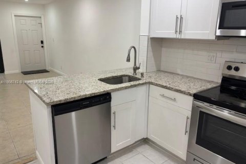 Condo in Coral Springs, Florida, 2 bedrooms  № 1963280 - photo 10