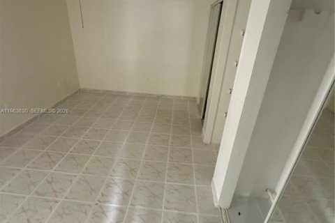 Villa ou maison à vendre à Hollywood, Floride: 4 chambres, 166.11 m2 № 2025456 - photo 25