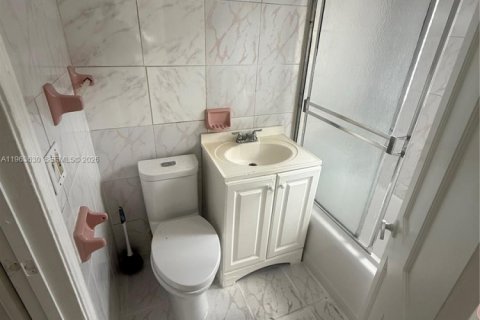 Villa ou maison à vendre à Hollywood, Floride: 4 chambres, 166.11 m2 № 2025456 - photo 24