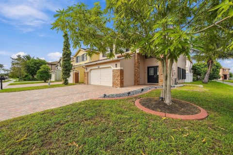 House in Coral Springs, Florida 3 bedrooms, 200.67 sq.m. № 2428444 - photo 2