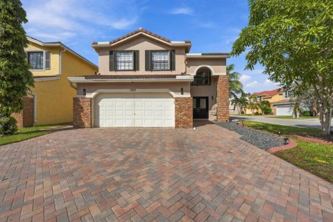 House in Coral Springs, Florida 3 bedrooms, 200.67 sq.m. № 2428444