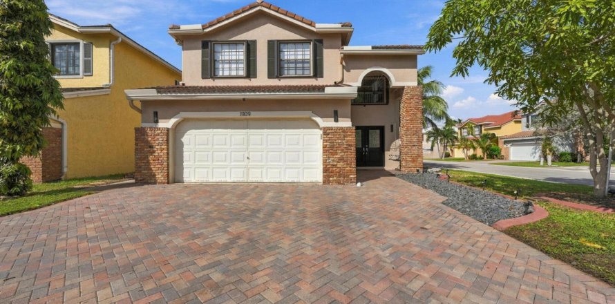 House in Coral Springs, Florida 3 bedrooms, 200.67 sq.m. № 2428444