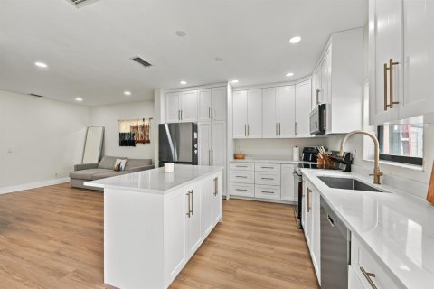 House in Coral Springs, Florida 3 bedrooms, 200.67 sq.m. № 2428444 - photo 9