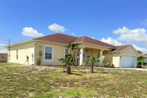 House in Port St. Lucie, Florida 4 bedrooms, 209.03 sq.m. № 2083622