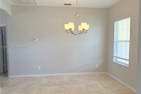 House in Port St. Lucie, Florida 4 bedrooms, 209.03 sq.m. № 2083622 - photo 9