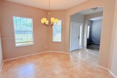 House in Port St. Lucie, Florida 4 bedrooms, 209.03 sq.m. № 2083622 - photo 10