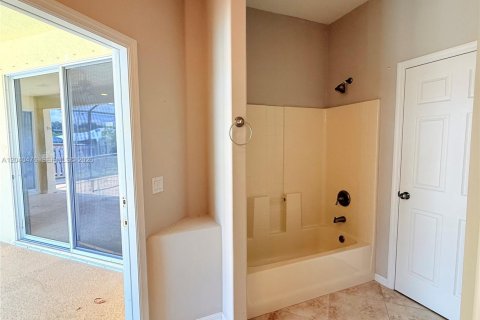 House in Port St. Lucie, Florida 4 bedrooms, 209.03 sq.m. № 2083622 - photo 24