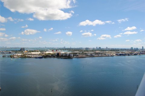Condo in Miami, Florida, 2 bedrooms  № 1988436 - photo 11