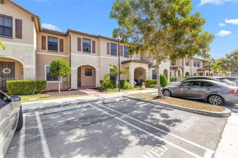 House in Hialeah, Florida 3 bedrooms, 137.77 sq.m. № 2024441 - photo 2