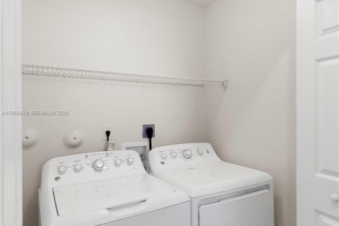 House in Hialeah, Florida 3 bedrooms, 137.77 sq.m. № 2024441 - photo 23