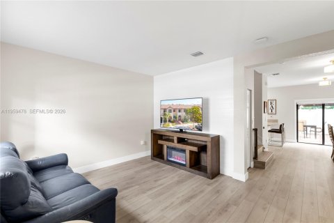 House in Hialeah, Florida 3 bedrooms, 137.77 sq.m. № 2024441 - photo 3