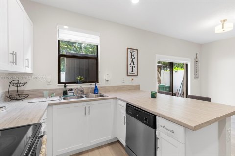 House in Hialeah, Florida 3 bedrooms, 137.77 sq.m. № 2024441 - photo 9