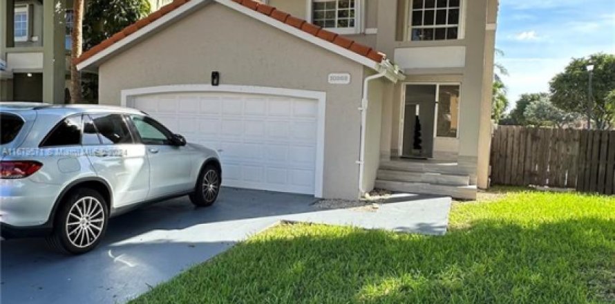 House in Miami, Florida 4 bedrooms, 187.29 sq.m. № 1811540