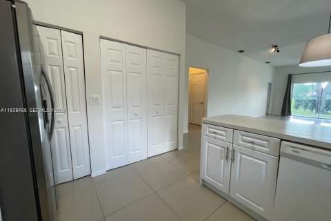 Touwnhouse à louer à Weston, Floride: 2 chambres, 110.46 m2 № 2043797 - photo 13