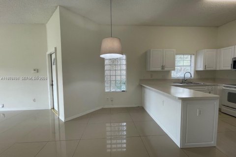 Touwnhouse à louer à Weston, Floride: 2 chambres, 110.46 m2 № 2043797 - photo 10