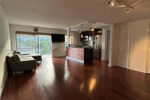 Condo in Miami Beach, Florida, 2 bedrooms № 1937119 - photo 5
