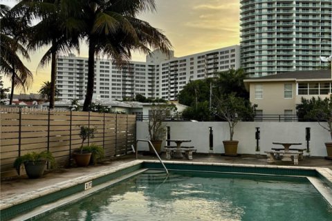 Condo in Miami Beach, Florida, 2 bedrooms № 1937119 - photo 15