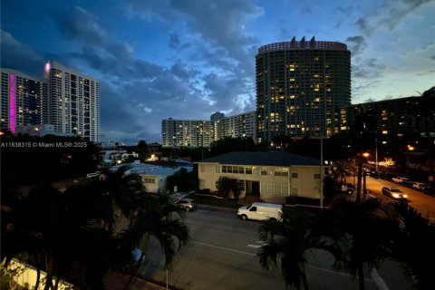 Condo in Miami Beach, Florida, 2 bedrooms № 1937119 - photo 3