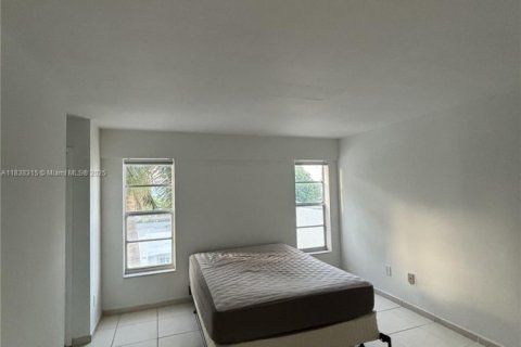 Condo in Miami Beach, Florida, 2 bedrooms № 1937119 - photo 11