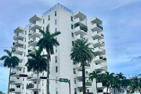 Condo in Miami Beach, Florida, 2 bedrooms № 1937119 - photo 1