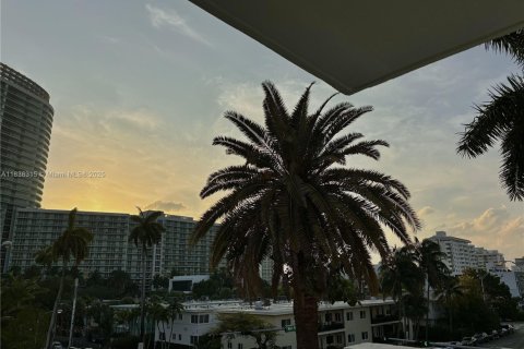 Condo in Miami Beach, Florida, 2 bedrooms № 1937119 - photo 16