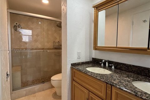 Condo in Miami Beach, Florida, 2 bedrooms № 1937119 - photo 13